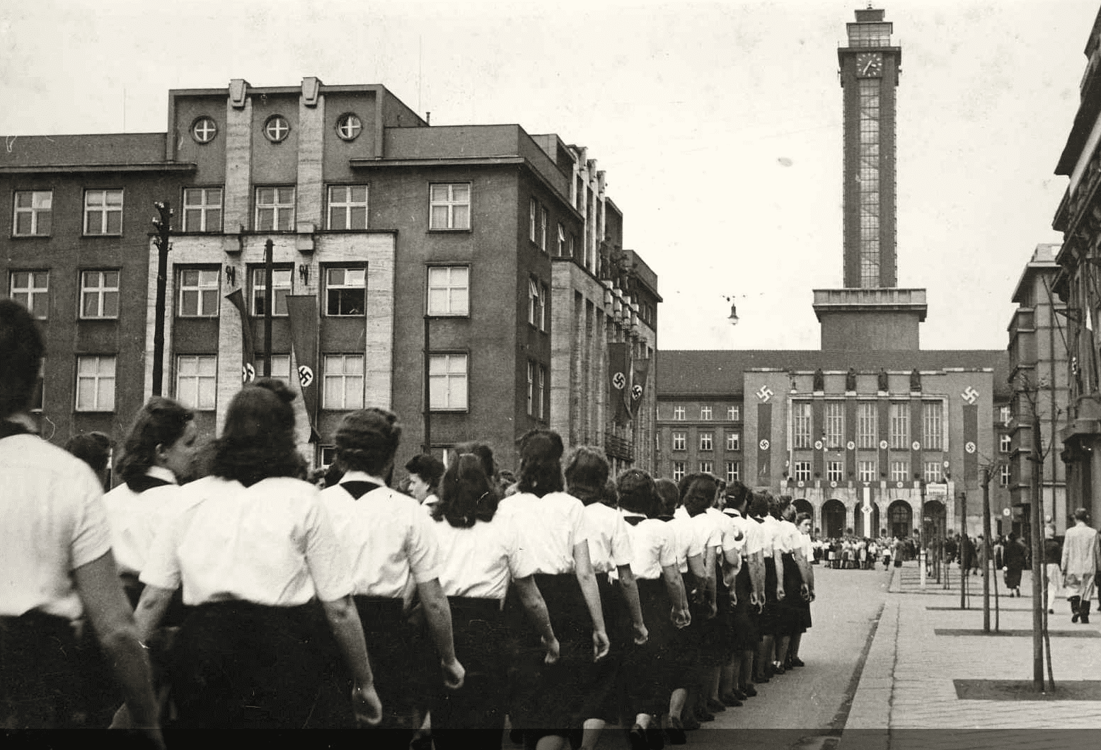 Pochod německých dívek k ostravské Nové radnici, kde se vzdával hold Adolfu Hitlerovi (15. březen 1939).